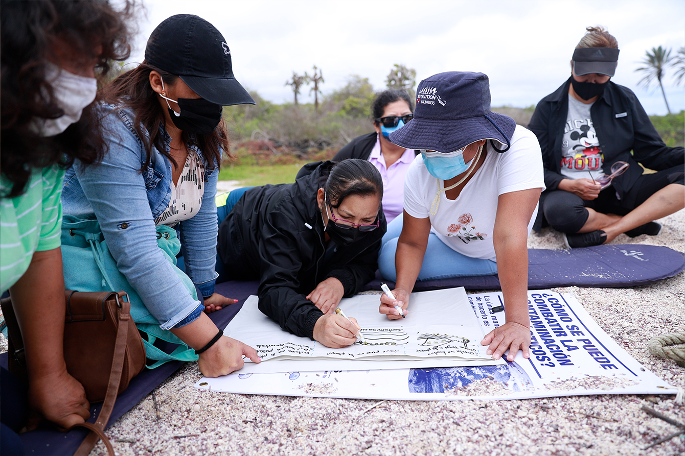 Galápagos teachers explore the nature, origin, and ways to mitigate plastic pollution during a field trip designed by the Education for Sustainability Program, by Xavier Castro/Galápagos Conservancy