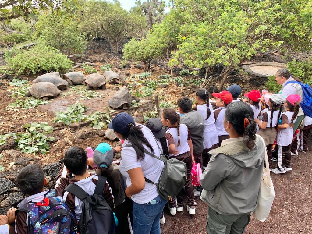 Galápagos Students visit Giant Tortoises (Galápagos National Park Directorate)