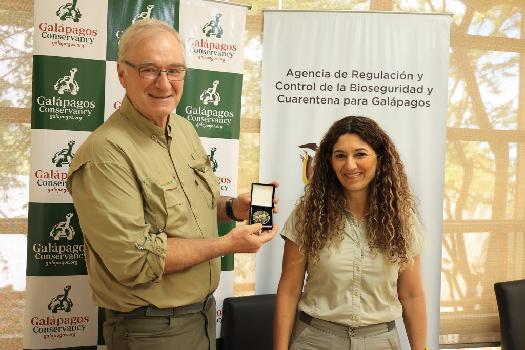 Mascotas en Galápagos recibirán microchips para monitorear su manejo responsable