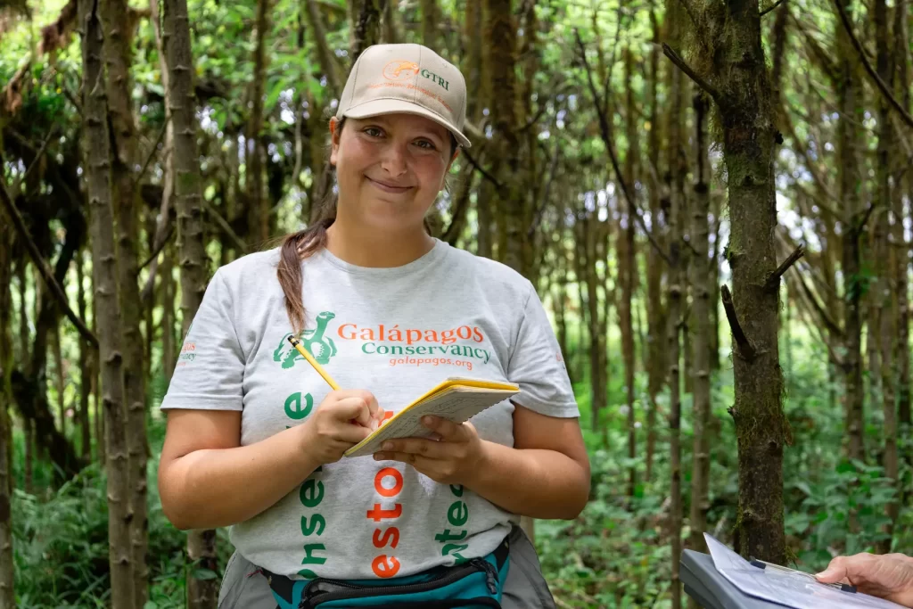 Celebrando el Día Internacional de la Mujer en la Ciencia: Dos Ejemplos de Pasión y Compromiso en Galápagos