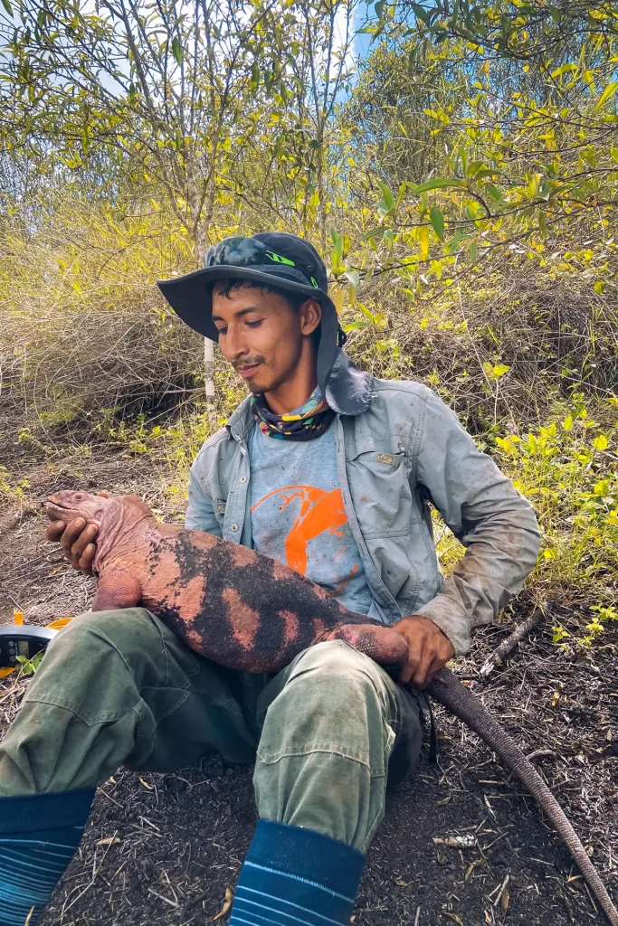 Explorando Volcán Wolf en una Nueva Expedición de Conservación